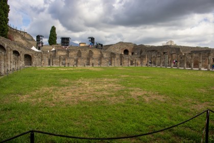 Quadriportico dei teatri o Caserma dei Gladiatori
